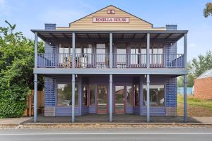 ein Gebäude an der Straßenseite in der Unterkunft Blue Rosella on Piper in Kyneton