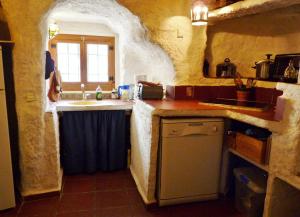 una pequeña cocina con fregadero y encimera en Casa Cueva Guadix, en Guadix