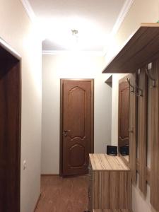ピャチゴルスクにあるApartment on Kraynego 45のバスルーム(木製のドア付)が備わります。