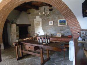 PelagoにあるAgriturismo Il Trebbioのテーブルとワイン1本
