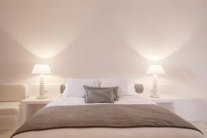 Llit o llits en una habitació de Katikies Chromata Santorini - The Leading Hotels of the World
