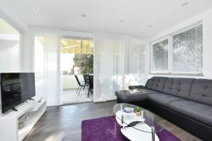 ein Wohnzimmer mit Couch und Fernseher in der Unterkunft Apartman Kresan in Sukošan