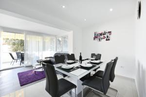 Ein Sitzbereich in der Unterkunft Apartman Kresan