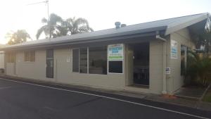 a building on the side of a street at Colonial Tweed Holiday & Home Park in Tweed Heads +1 photo
