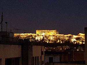 アテネにあるADMETUS PSYRRI LOFT by K&Kの夜間にライトアップされたアクロポリスの景色