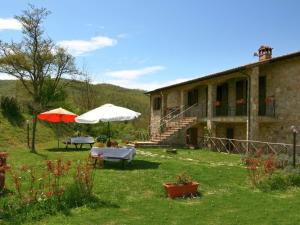 Vrt pred nastanitvijo Farmhouse with small lake swimming pool private terrace garden and sheep