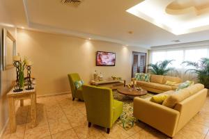 Seating area sa Hotel Coral Suites