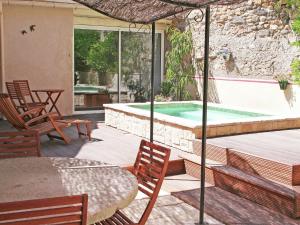 モンタニャックにあるAttractive holiday home with swimming poolのパティオ(スイミングプール、テーブル、椅子付)