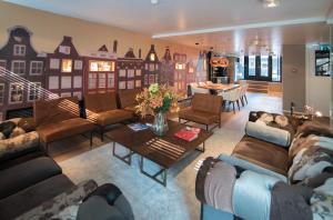 a living room with couches and a table at Hotel Cornelisz in Amsterdam