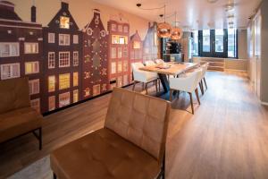 uma sala de jantar com mesa e cadeiras em Hotel Cornelisz em Amsterdã