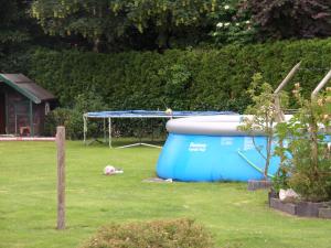 einen Pavillon und einen Tisch im Hof in der Unterkunft Ferienwohnung Baumann in Westoverledingen