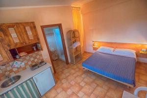 um quarto com uma cama e um lavatório num quarto em Agriturismo Casa Guidoni em Follonica