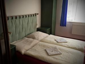 sypialnia z łóżkiem z ręcznikiem w obiekcie Harmony Hall Apartments w mieście Hradec Králové