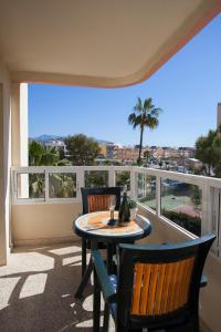 een tafel en stoelen op een balkon met uitzicht bij Casa Amaya in Torrox Costa