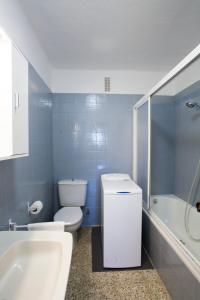 een badkamer met een toilet, een bad en een wastafel bij Casa Amaya in Torrox Costa