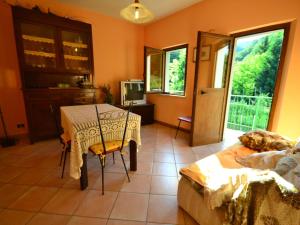 莫拉扎納的住宿－Belvilla by OYO Il Pradaccio，一间带桌子的客厅和一间享有美景的厨房