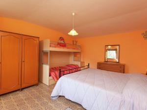 1 dormitorio con 1 cama y 1 litera en Belvilla by OYO Il Pradaccio, en Molazzana