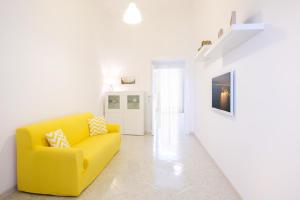 ソレントにあるOrsola Maisonの白いリビングルームの黄色いソファ