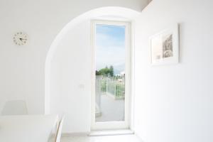 ソレントにあるOrsola Maisonの窓と時計が備わる白い部屋