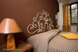 um quarto com uma cama com uma placa branca na parede em Agriturismo Fruttirossi em Trofarello