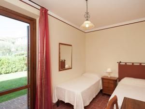 Monte del LagoにあるBelvilla by OYO Timoのベッドルーム1室(ベッド2台、窓付)