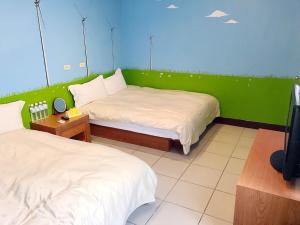 A bed or beds in a room at Hai Zhi Dao Min Su