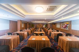 - une salle de conférence avec des tables et des chaises dans l'établissement Sotis Residence Pejompongan, à Jakarta