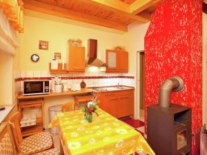 eine Küche mit einem Tisch und einem Herd in der Unterkunft Holiday home with terrace in Schmogrow Fehrow in Schmogrow