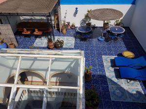 un modello di patio con tavoli e sedie di Riad Salmiya Dune a Essaouira Altre 37 foto