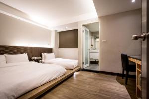 Postel nebo postele na pokoji v ubytování Royal Garden Hotel