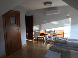 Zimmer mit einem Bett, einem Tisch und einem Schreibtisch in der Unterkunft Dom Gościnny Browarna 4 in Kazimierz Dolny