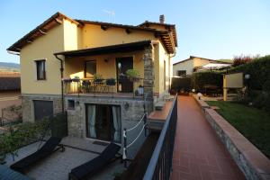 una casa con balcón y patio en Villa Dei Sogni, en Greve in Chianti