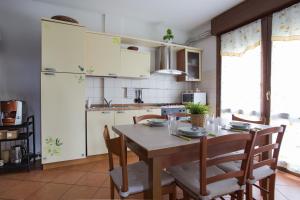 Virtuve vai virtuves zona naktsmītnē Residence Piazza Galta