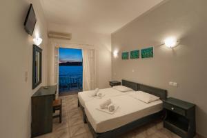 Postel nebo postele na pokoji v ubytování Angeliki Seaside Hotel
