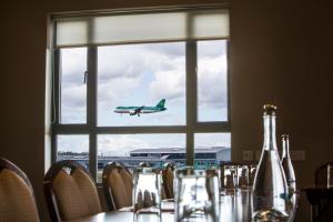 Uma área de estar em Carlton Hotel Dublin Airport