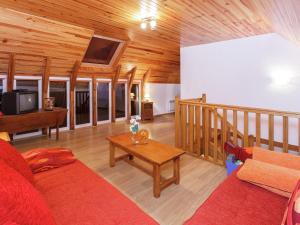 un soggiorno con un divano rosso e un tavolo di Calvinet Countryside Escape a Calvinet Altre 32 foto
