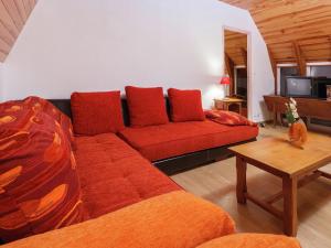 un soggiorno con un divano rosso e un tavolo di Calvinet Countryside Escape a Calvinet