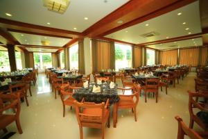 a large banquet hall with tables and chairs at Ruins Chaaya Hotel in Polonnaruwa