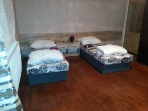 Un pat sau paturi într-o cameră la Vilka Buček "trochu inak"