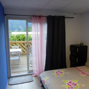 A bed or beds in a room at Le Bas de Cilaos