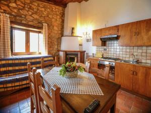 - une cuisine et une salle à manger avec une table et des chaises dans l'établissement Belvilla by OYO Tuono, à Cetraro