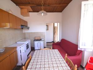 A kitchen or kitchenette at Holiday Home in Rio near Fishing Villages