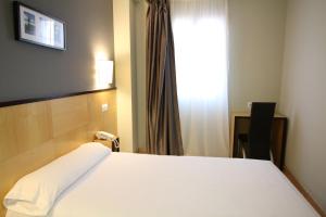 Postel nebo postele na pokoji v ubytování Hotel Alda Entrearcos