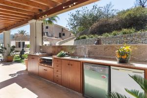 eine Außenküche mit einer Spüle und einer Terrasse in der Unterkunft Majestic Holiday Estate in Calvia in Calvià