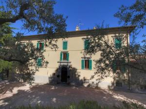 The building in which the holiday home is located