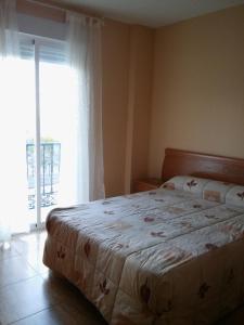 A bed or beds in a room at Casa Rural San Gines