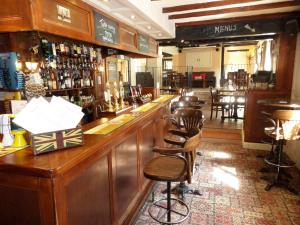 Lounge alebo bar v ubytovaní The Poachers Inn