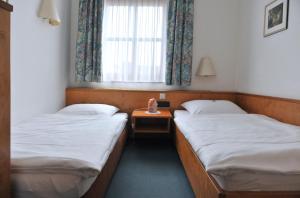 Ein Bett oder Betten in einem Zimmer der Unterkunft Hotel Grüner Baum