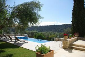 The swimming pool at or close to Villa Vigles