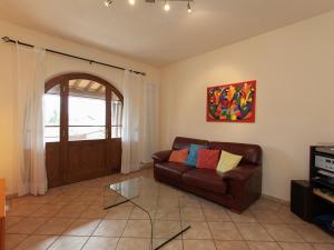 uma sala de estar com um sofá e uma mesa de vidro em Belvilla by OYO Valleriana em San Quirico